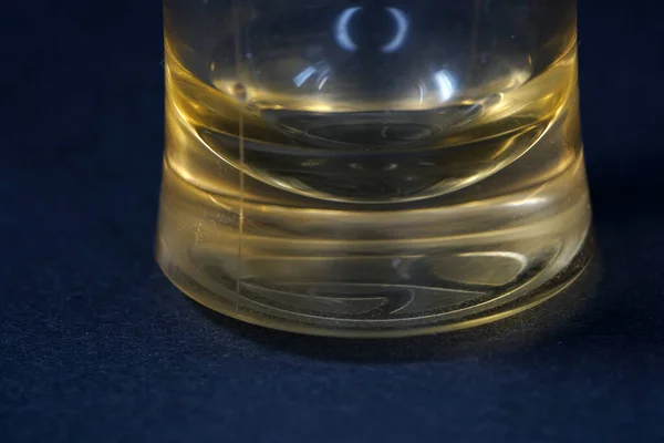 Γυαλί Από Κρύσταλλο Όπως Υλικά Φωτογραφήθηκε Στο Στούντιο Πολύχρωμο Φόντο — Φωτογραφία Αρχείου