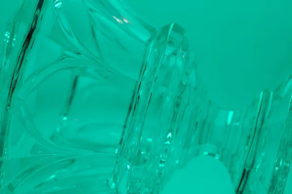 Glas Aus Kristallähnlichen Materialien Atelier Mit Buntem Hintergrund Fotografiert — Stockfoto