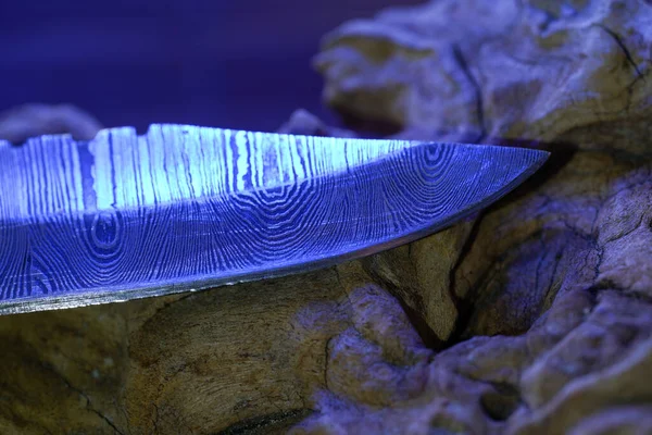 Handgeschmiedetes Messer Aus Mehreren Lagen Stahl Mit Exklusivem Muster Fotografiert — Stockfoto