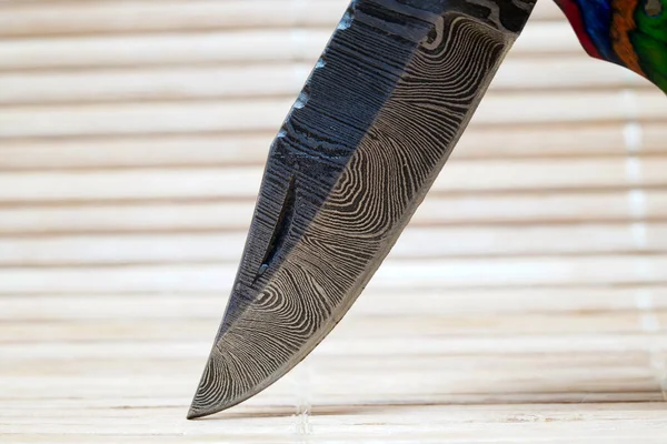 Handgeschmiedetes Messer Aus Mehreren Lagen Stahl Mit Exklusivem Muster Fotografiert — Stockfoto