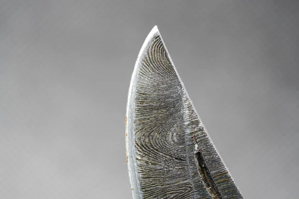 Χειροποίητο Μαχαίρι Κατασκευασμένο Από Διάφορα Στρώματα Χάλυβα Αποκλειστικό Σχέδιο Που — Φωτογραφία Αρχείου