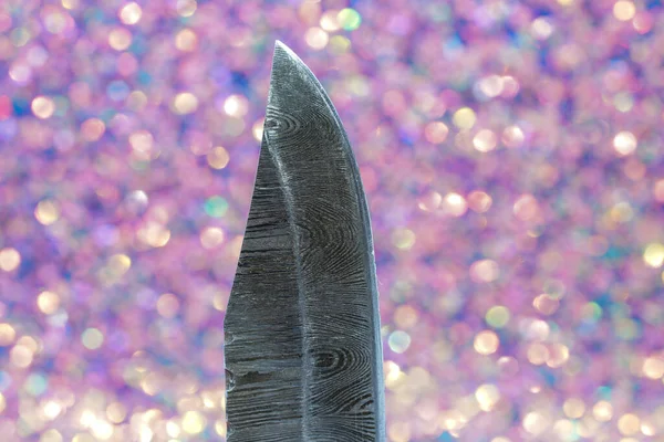 Birkaç Katmanlı Çelikten Yapılmış Elle Dövülmüş Bir Bıçak Stüdyoda Özel — Stok fotoğraf