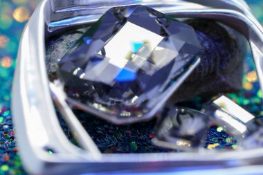 Stüdyoda çekilen parlak kesimli yeşil elmaslar renkli bir arka plana sahip.