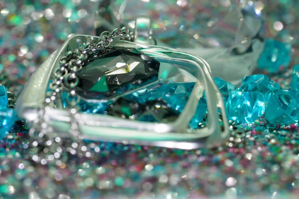 Diamants Verts Taille Brillant Photographiés Studio Avec Fond Coloré — Photo