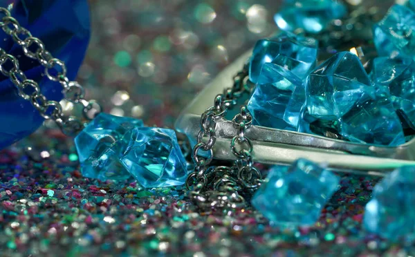 Λαμπρό Κομμένα Πράσινα Διαμάντια Φωτογραφήθηκε Στο Στούντιο Ένα Χρωματιστό Φόντο — Φωτογραφία Αρχείου