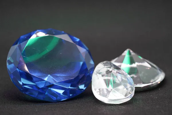 Brillant Geschliffene Grüne Diamanten Studio Mit Farbigem Hintergrund Fotografiert — Stockfoto