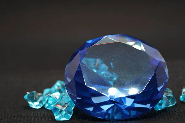 Diamantes Verdes Lapidados Brilhantes Fotografados Estúdio Com Fundo Colorido — Fotografia de Stock