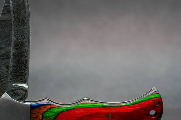 Дамасский Кованый Нож Нескольких Слоев Стали Эксклюзивным Рисунком Сфотографированным Студии — стоковое фото