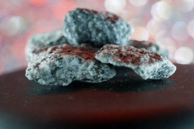 Granitler kaba kristal plütonik kayalardır (plütonitler) kuvars ve feldspat bakımından zengindirler, fakat stüdyoda çoğunlukla mika olmak üzere koyu mineraller de bulunur.