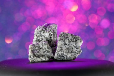 Granitler kaba kristal plütonik kayalardır (plütonitler) kuvars ve feldspat bakımından zengindirler, fakat stüdyoda çoğunlukla mika olmak üzere koyu mineraller de bulunur.