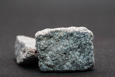Granitler kaba kristal plütonik kayalardır (plütonitler) kuvars ve feldspat bakımından zengindirler, fakat stüdyoda çoğunlukla mika olmak üzere koyu mineraller de bulunur.
