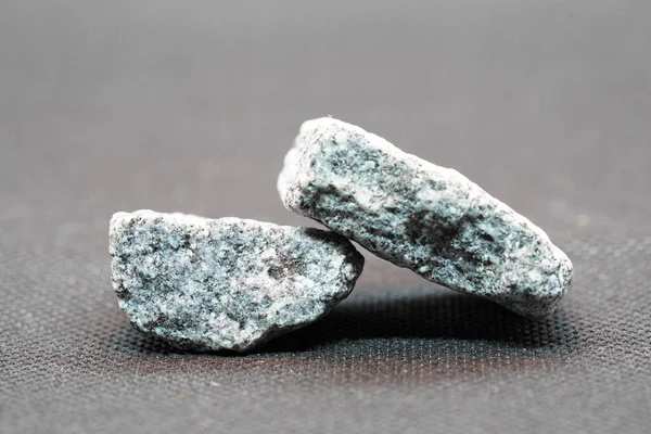 花崗岩は石英や長石が豊富に含まれる結晶性のプルトニウム岩 プルトナイト ですが スタジオで撮影された暗い鉱物 主に雲母 も含まれています — ストック写真