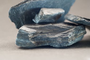 Slate, taş kıymıkları, tahta kıymıkları, kiremit, stüdyoda çekilen farklı tektonik deformasyonlar ve metamorfik tortul kayalar için kullanılan ortak bir terimdir.