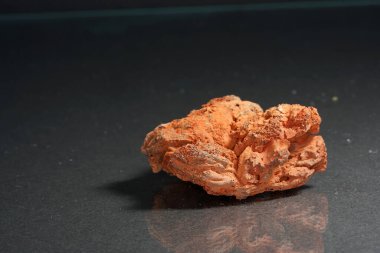 Stüdyoda, Marco kipinde siyah arkaplan önünde çekilmiş donmuş lav. 