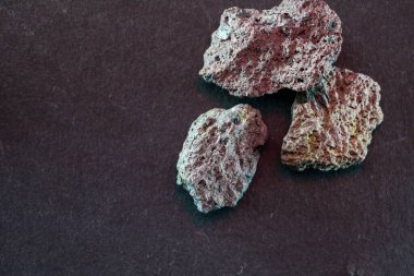 Granitler, kuvars ve feldspat açısından zengin kristal plütonik kayalardır, ama aynı zamanda stüdyoda fotoğraflanmış koyu mineraller de içerirler.