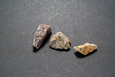 Granitler, kuvars ve feldspat açısından zengin kristal plütonik kayalardır, ama aynı zamanda stüdyoda fotoğraflanmış koyu mineraller de içerirler.