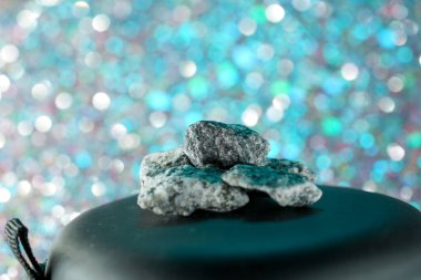 Granitler, kuvars ve feldspat açısından zengin kristal plütonik kayalardır, ama aynı zamanda stüdyoda fotoğraflanmış koyu mineraller de içerirler.