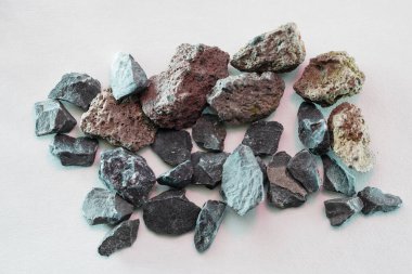 Granitler, kuvars ve feldspat açısından zengin kristal plütonik kayalardır, ama aynı zamanda stüdyoda fotoğraflanmış koyu mineraller de içerirler.