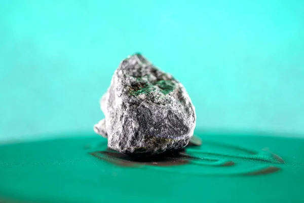 花岗岩是粗晶的铂质岩石 富含石英和长石 但也含有黑色矿物 主要是云母 在演播室拍摄 — 图库照片