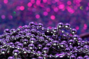 Tarafsız bir yüzeyde farklı boyutlarda vida, vida ve fındık içeren arka plan