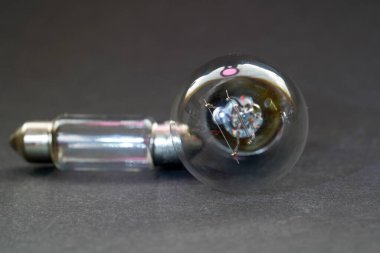 Ampul, halojen, akkor lamba 12 volt işletim sistemindeki yedek lambalardır. 