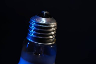 Ampul, halojen, akkor lamba stüdyoda çekilen 12 voltluk motorlu taşıtlar için yedek lambalardır.