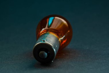 Ampul, halojen, akkor lamba stüdyoda çekilen 12 voltluk motorlu taşıtlar için yedek lambalardır.