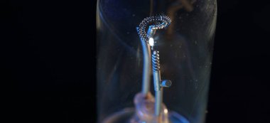 Ampul, halojen, akkor lamba stüdyoda çekilen 12 voltluk motorlu taşıtlar için yedek lambalardır.