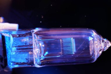 Ampul, halojen, akkor lamba stüdyoda çekilen 12 voltluk motorlu taşıtlar için yedek lambalardır.