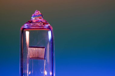 Ampul, halojen, akkor lamba stüdyoda çekilen 12 voltluk motorlu taşıtlar için yedek lambalardır.