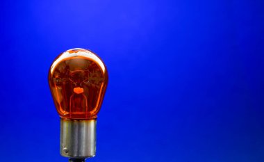 Ampul, halojen, akkor lamba stüdyoda çekilen 12 voltluk motorlu taşıtlar için yedek lambalardır.