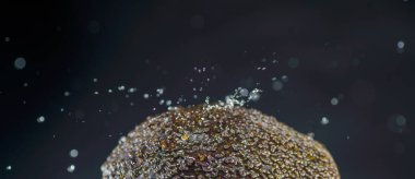 Stüdyoda higspeed ışıklarıyla çekilmiş su damlaları.                    