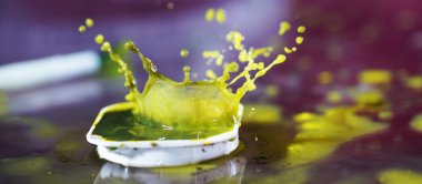 Stüdyoda higspeed ışıklarıyla çekilmiş su damlaları.                    