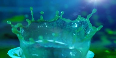 Stüdyoda higspeed ışıklarıyla çekilmiş su damlaları.                    