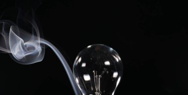 Fotokopi alanı ve efekt arka planıyla stüdyoda çekilmiş duman.