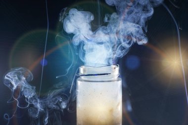 Fotokopi alanı ve efekt arka planıyla stüdyoda çekilmiş duman.