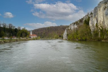 Tuna, Kelheim 'dan Weltenburg Manastırı' na kayalar ve Tuna Nehri 'nin akıntısıyla ilerliyor.