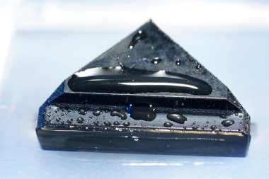 Stüdyoda çekilen parlak renkli ve şekilli damlalarla su sıçratarak.