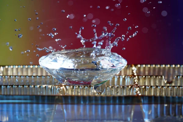 Splashing Víz Cseppek Élénk Színek Formák Fényképezte Stúdióban — Stock Fotó