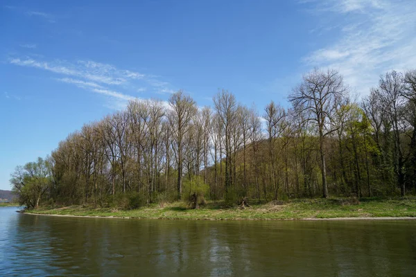 Tuna, Kelheim 'dan Weltenburg Manastırı' na kayalar ve Tuna Nehri 'nin akıntısıyla ilerliyor.