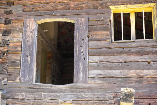 Drewniany Dom Rustykalny Bawarii Wieloma Szczegółami Dachu Drewniane Okna Drzwi — Zdjęcie stockowe