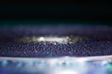 Stüdyoda higspeed ışıklarıyla çekilmiş su damlaları.