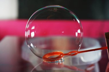 Stüdyoda higspeed ışıklarıyla çekilmiş su damlaları.