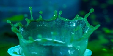 Stüdyoda higspeed ışıklarıyla çekilmiş su damlaları.