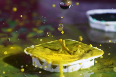 Stüdyoda higspeed ışıklarıyla çekilmiş su damlaları.