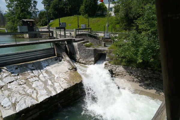 Stüdyoda higspeed ışıklarıyla çekilmiş su damlaları.