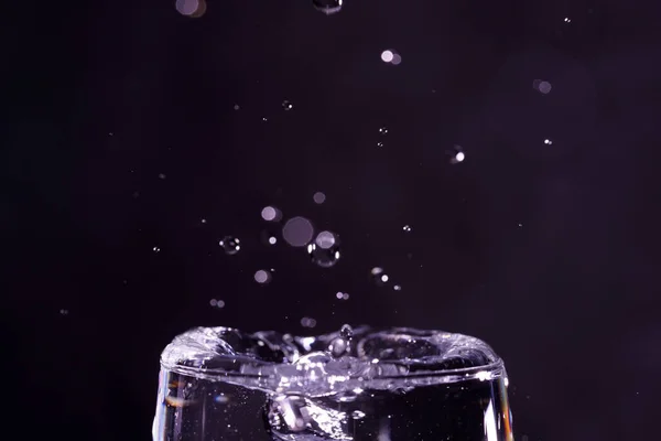 Vatten Droppar Fotograferade Med Higspeed Blinkar Studion — Stockfoto