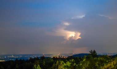 Bavyera Ormanı 'ndaki manzara fotoğrafları büyüleyici bulutlar ve mavi gökyüzü.