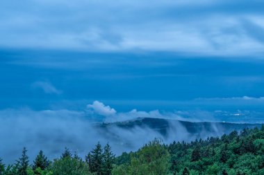 Bavyera Ormanı 'ndaki manzara fotoğrafları büyüleyici bulutlar ve mavi gökyüzü.