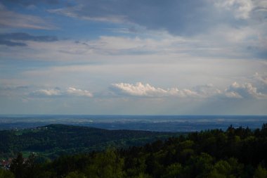 Bavyera Ormanı 'ndaki manzara fotoğrafları büyüleyici bulutlar ve mavi gökyüzü.